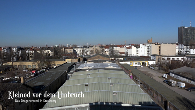 Blick von oben auf die Adlerhalle, hinten die Alte Reithalle.