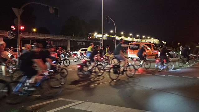 Bild der Critical Mass in Berlin mit verschwommen Radfahrenden. 