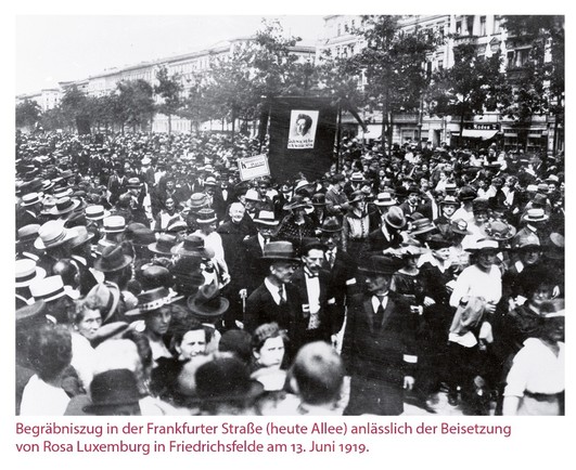 Begräbniszug in der Frankfurter Straße (heute Allee) anlässlich der Beisetzung von Rosa Luxemburg in Friedrichsfelde am 13. Juni 1919. Aus unserem biografischen Stadtführer »Rosa Luxemburg in Berlin«. Foto: Bundesarchiv, Bild 183-21362-0014