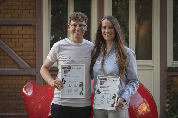 Das Foto zeigt das Gründungsteam von Get2Germany: Dr. med. René Rheimann (rechts) und Johanna Engelhardt. Bildquelle: Bernd Wannenmacher 