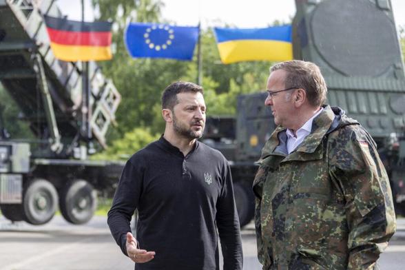 SANITZ/Mecklenburg-Vorpommern 11jun2024 - Der ukrainische Präsident Wolodymyr Selenskyj mit Verteidigungsminister Boris Pistorius beim Flugabwehrraketengruppe 21 in Sanitz 

Foto Bundeswehr