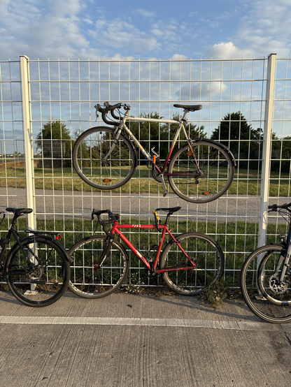 Fahrrad am Zaun aufgehängt 