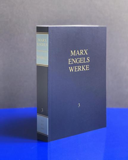 Marx-Engels-Werke Band 3 (Paperback) von Karl Marx & Friedrich Engels, im Raum fotografiert. Er enthält Texte von 1845 bis 1846, nämlich Marx/Engels: Die deutsche Ideologie und Marx: Thesen über Feuerbach. Mit neuem Vorwort, neuer Beilage (Feuerbach-Kapitel) und Konkordanztabelle zur Entstehungsgeschichte und Anordnung der Manuskripte der »Deutschen Ideologie«; 10. erweiterte Aufl. (1. Aufl. als Paperback) – in Textauswahl und Textanordnung unverändert nach Band 3, 9. Aufl. 1990.