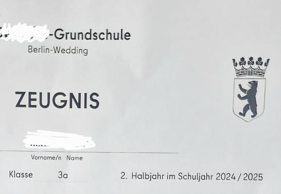 Ausschnitt eines Grundschulzeugnisses aus Berlin-Wedding für die Klasse 3a im 2. Halbjahr des Schuljahres 2024/2025, mit Berliner Bärenwappen. Personenbezogene Daten sind unkenntlich gemacht.

