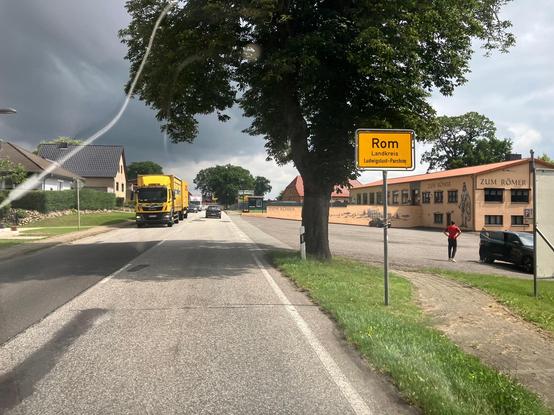 Bild zeigt Ortseingangsschild des Städtchens Rom in Ostdeutschland.