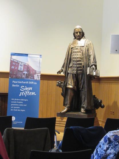 Skulptur von Paul Gerhardt im Saal des PGS Berlin-Weddig