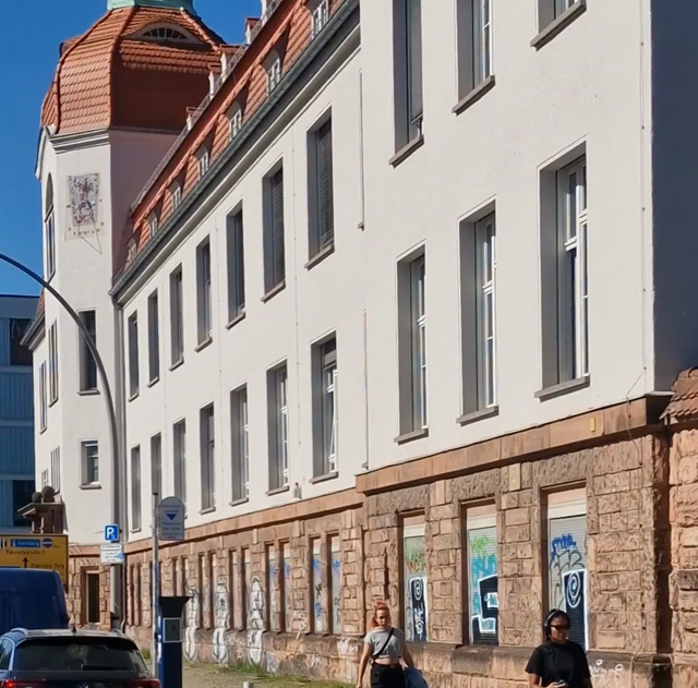 Sonnenuhr auf dem Turm eines Gebäudes 