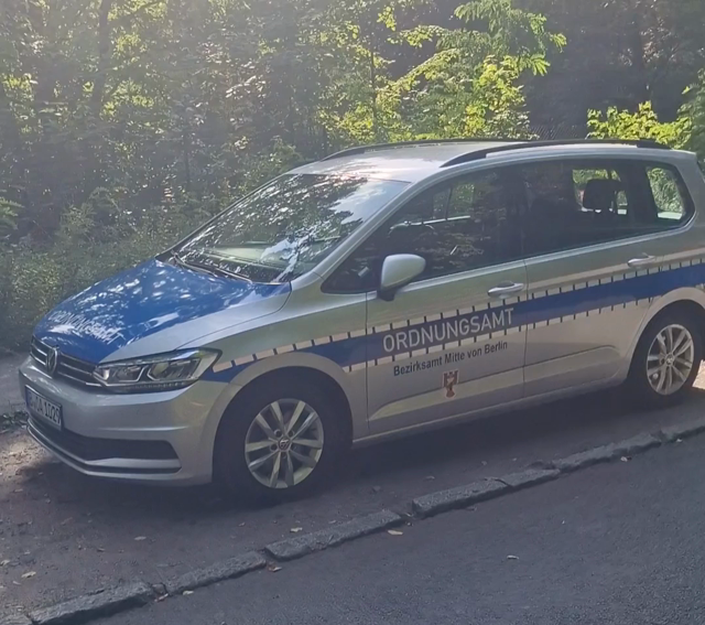 Video von aneinander gereihten Autos des Ordnungsamts