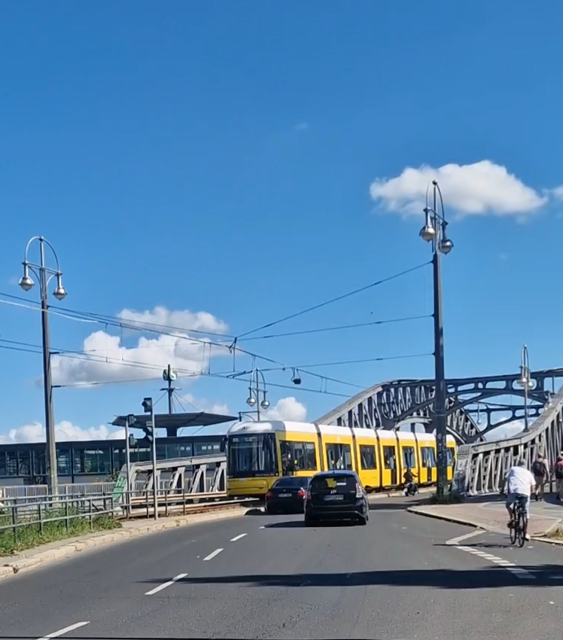Video von der Bösebrücke mit einer Straßenbahn