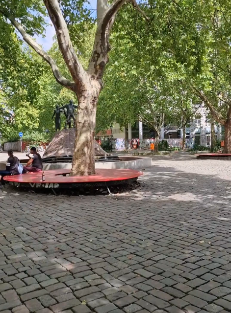 Video von einem Brunnen mit Skulptur