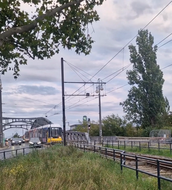 Video einer Straßenbahn, die von einer Brücke kommt