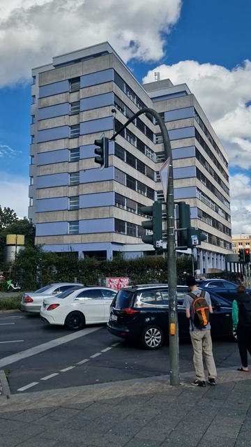 Video von einer stark befahrenen Kreuzung 