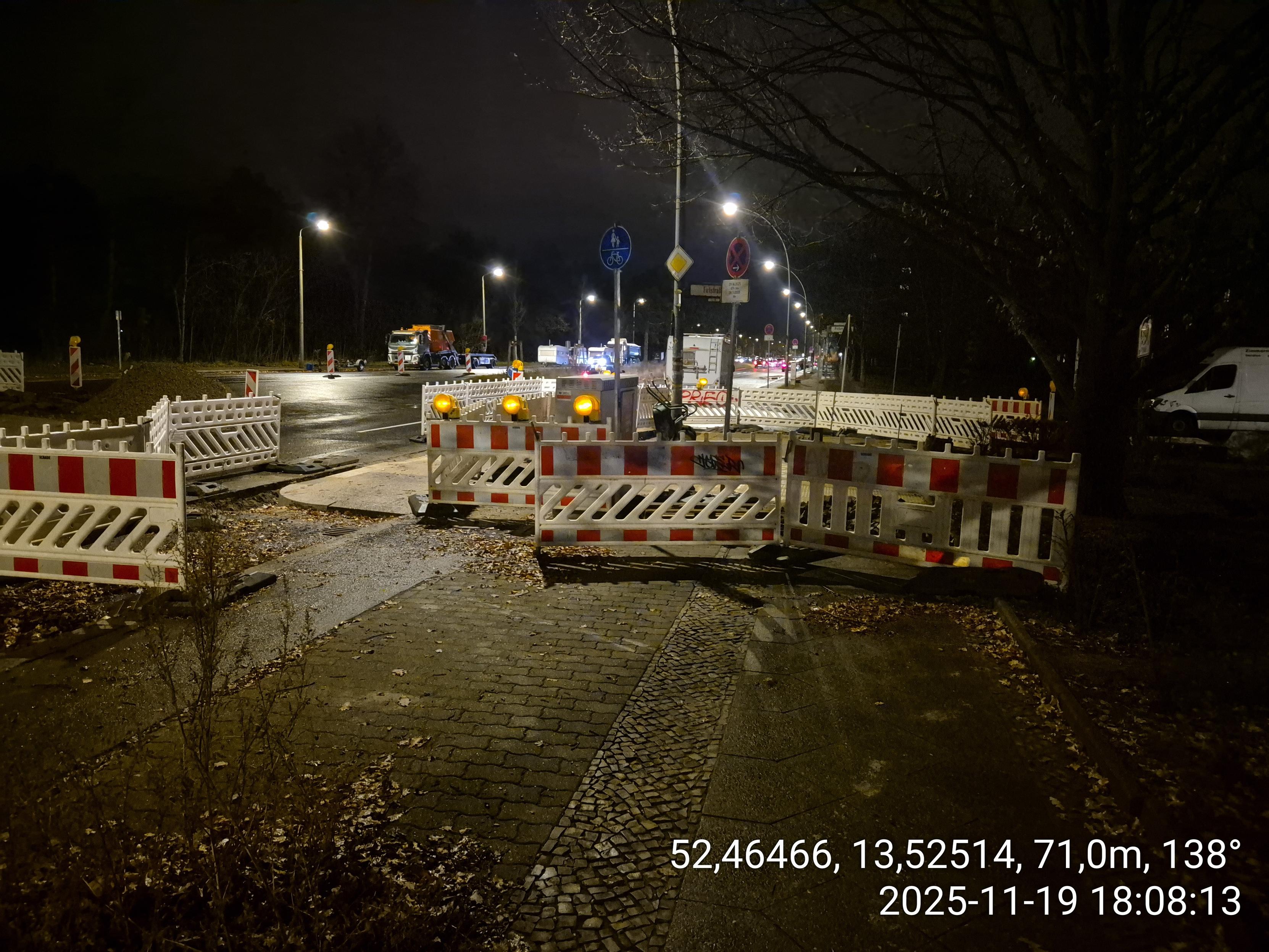 Ein durch Bauzäune vollständig gesperrter Gehweg