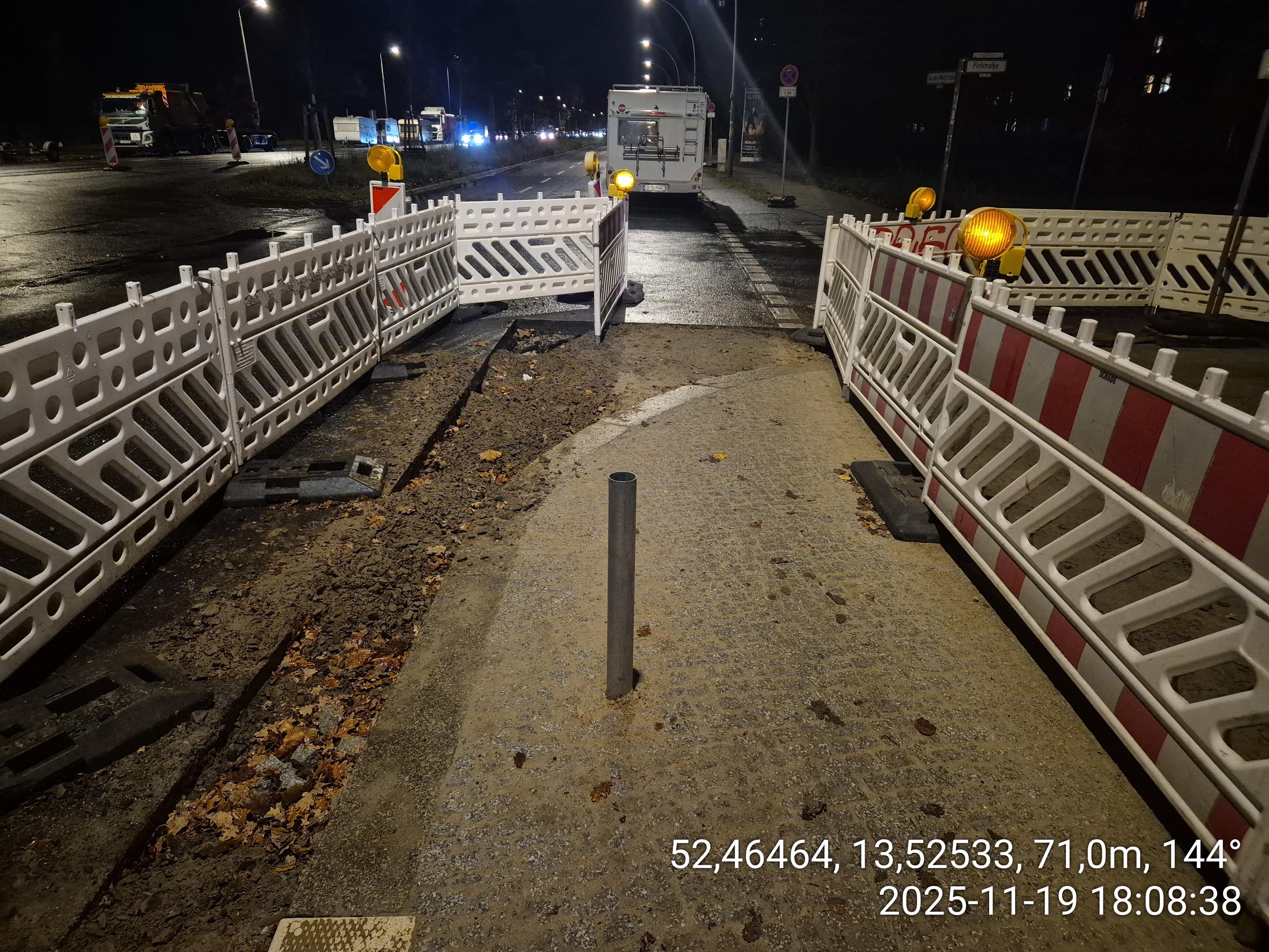 Hier wird gezeigt, dass um die Gehwegvorstreckung herum die Fahrbahn noch aufgerissen ist