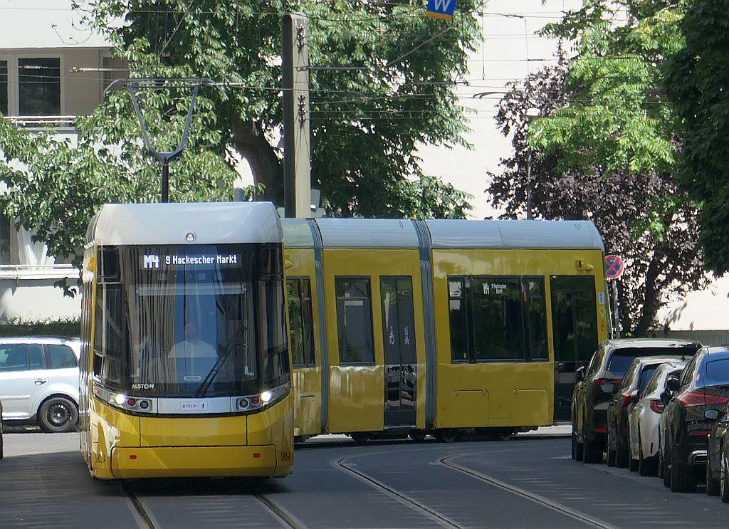 Straßenbahn auf einer kleinen Straße in der Kurve