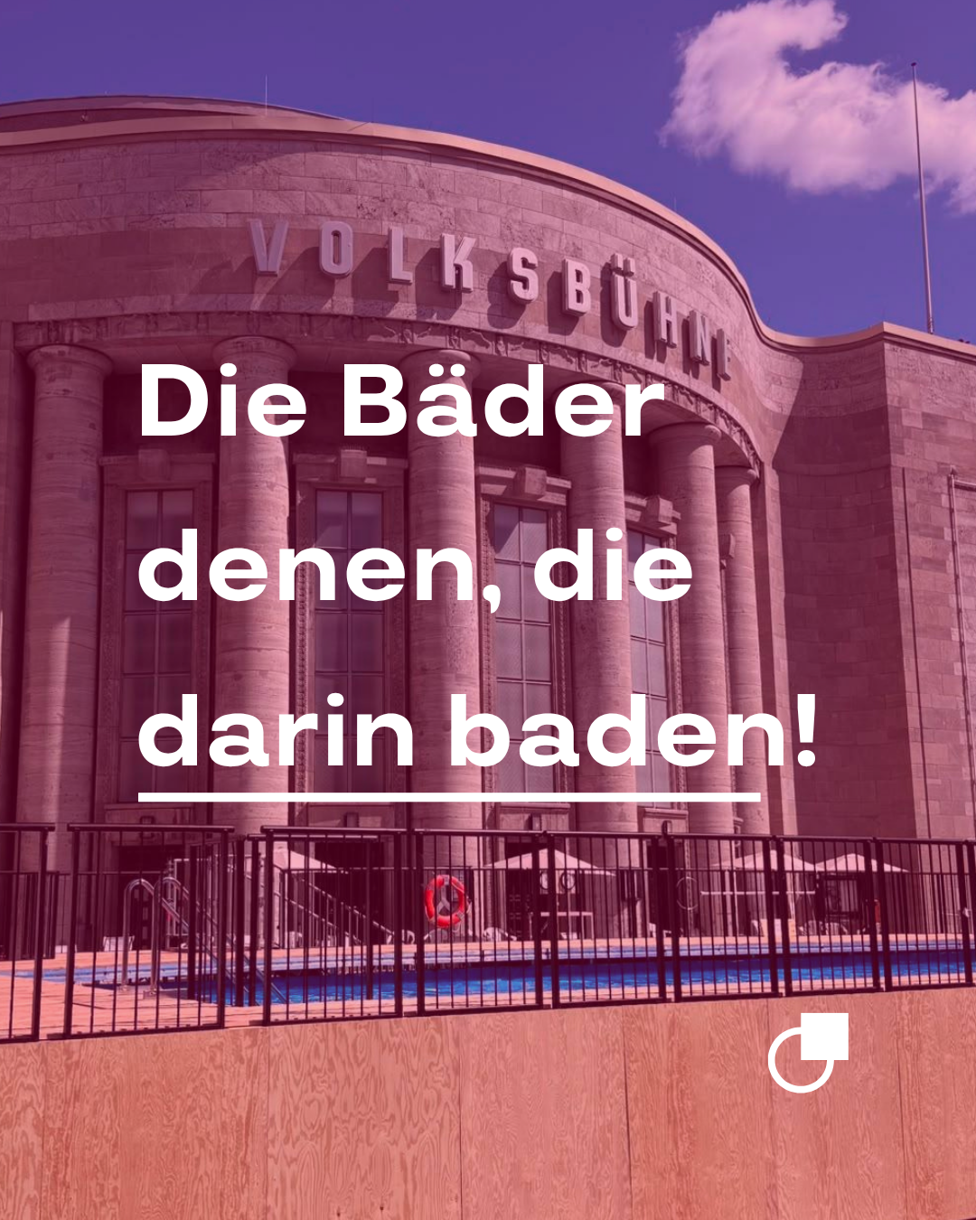 Volksbühne Berlin mit Pop-up-Freibad im Vordergrund und dem Text »Die Bäder denen, die darin baden!«.