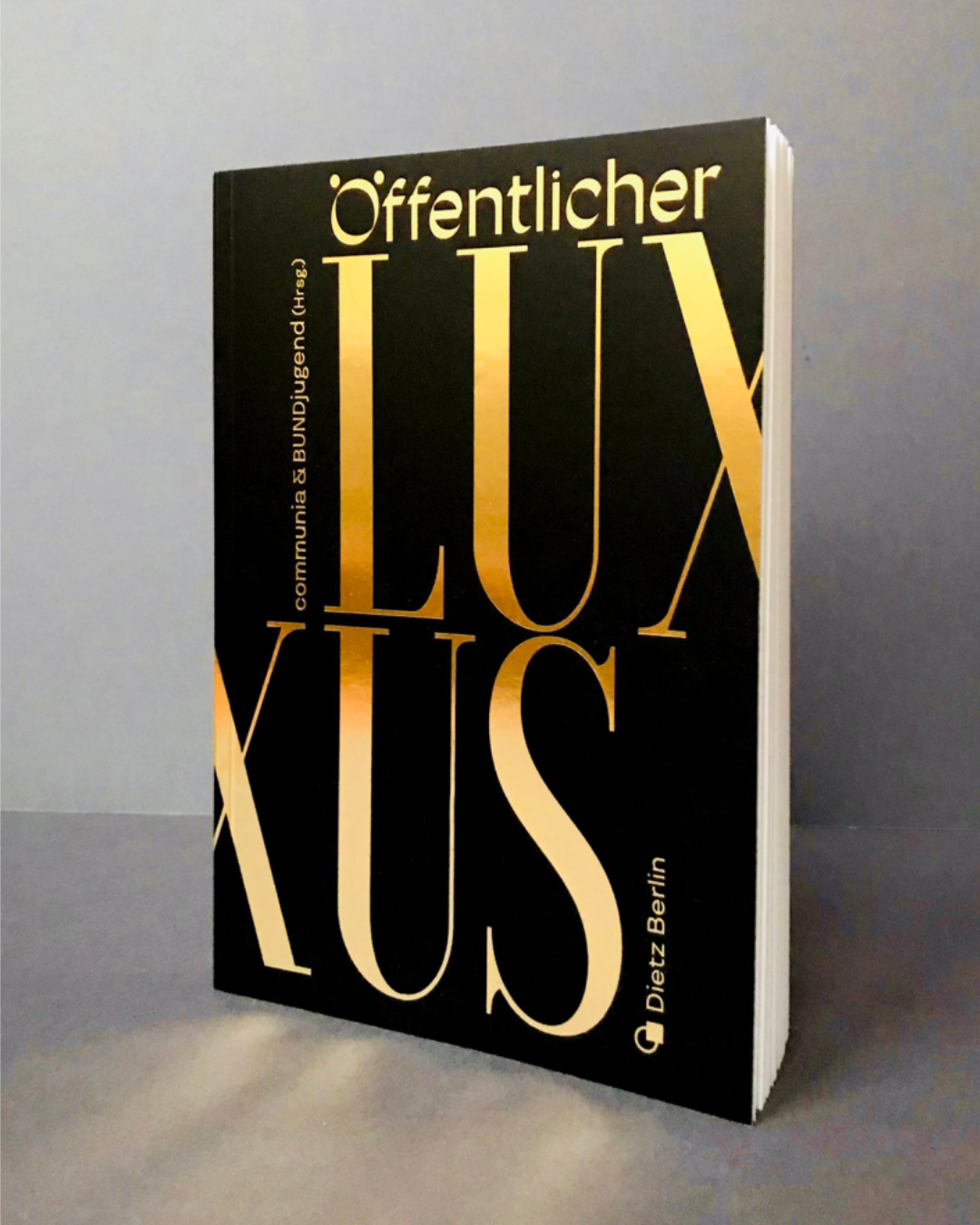 Buchcover von »Öffentlicher LUXUS« (communia & BUNDjugend, Dietz Berlin) in Schwarz und Gold.